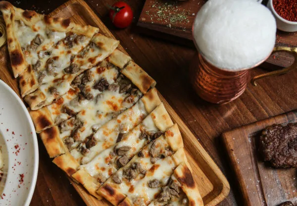 Kavurmali Kaşarlı Pide