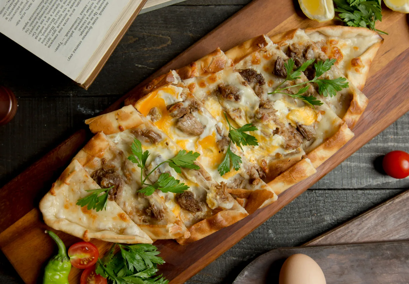 Kavurmali Yumurtalı Kaşarlı Pide